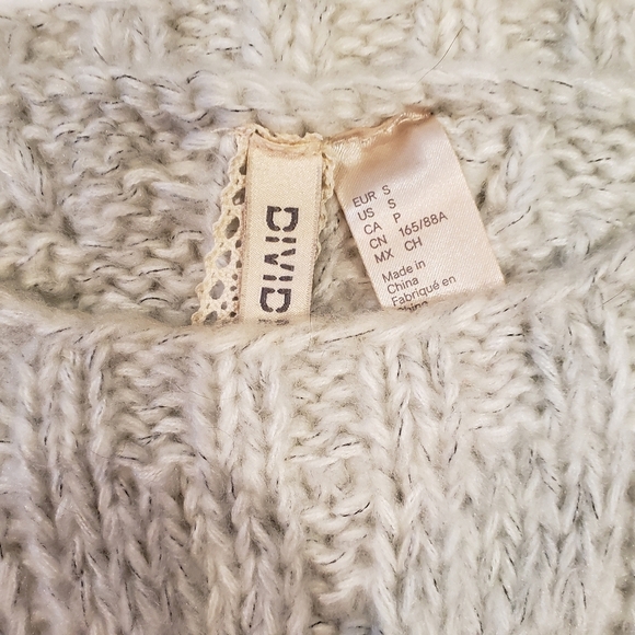 3 for $40
H&M cropped sweater size S - Picture 3 of 3
